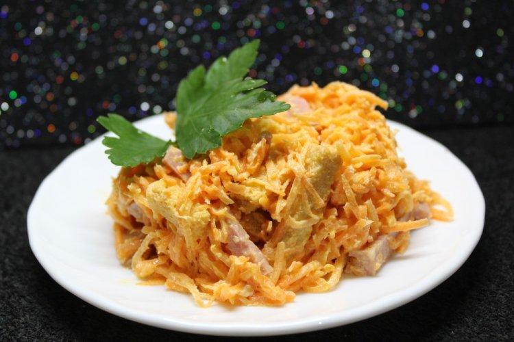 Салат с копченой курицей, корейской морковью и сыром