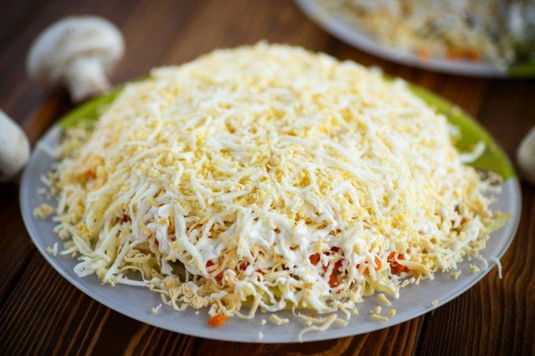 Салат с копченой курицей, картофелем и корейской морковью