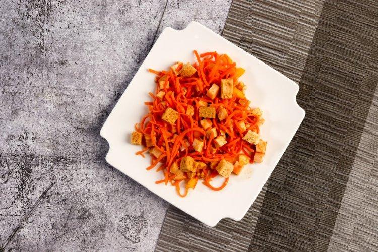 Салат с копченой курицей, корейской морковью и сухариками