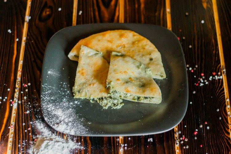Хачапури из лепешки роти с творогом и зеленью