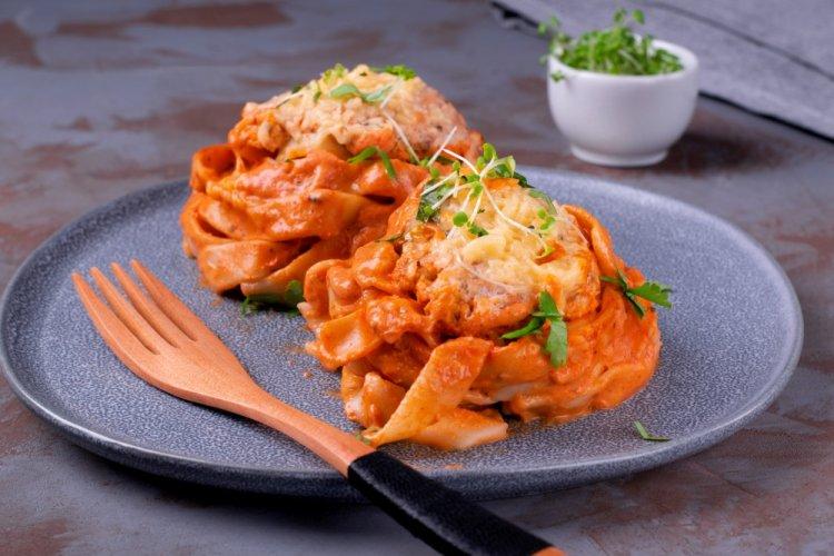 Гнезда с фаршем, сыром и томатным соусом в духовке