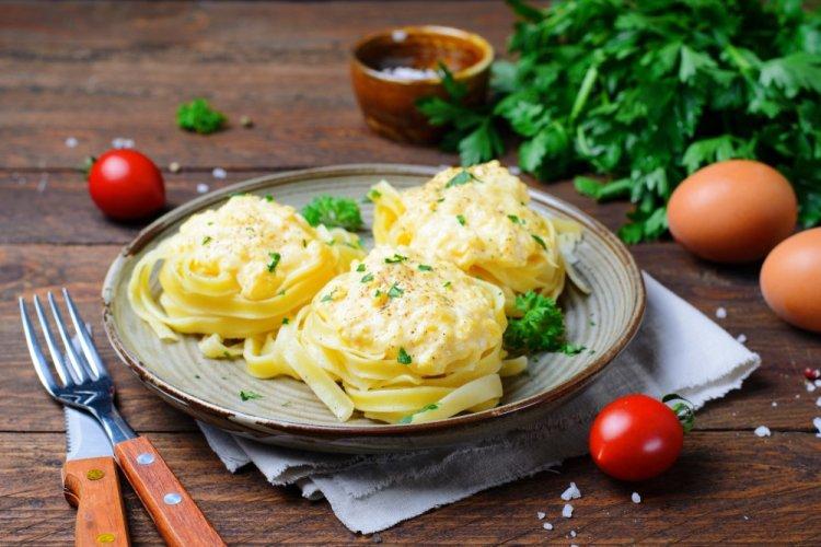 Гнезда с фаршем и сливочным соусом в духовке