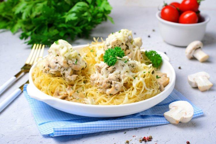 Гнезда из макарон с фаршем и грибами в духовке