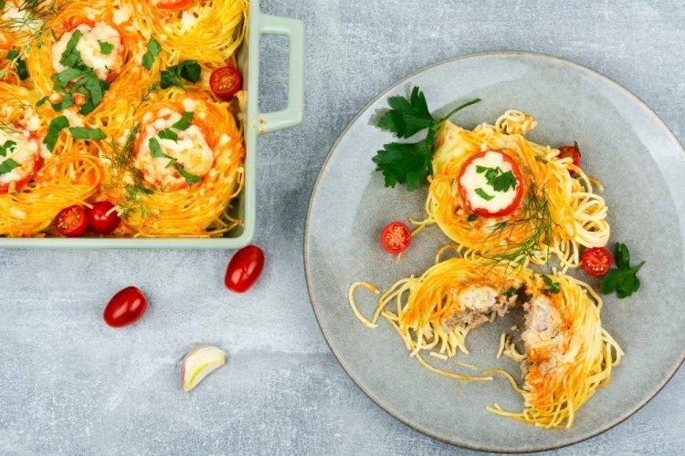 Гнезда с фаршем, помидорами черри и сулугуни в духовке