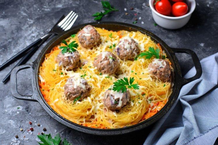 Гнезда из макарон с фаршем и овощной зажаркой в духовке