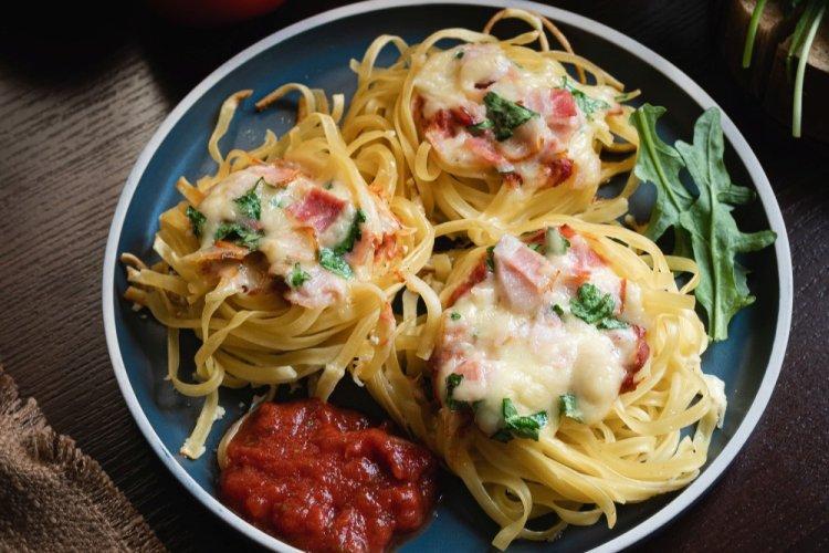 Гнезда из макарон с фаршем и беконом в духовке
