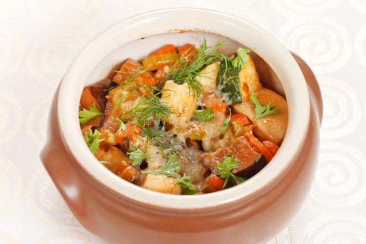 Куриные бедра, запеченные с картофелем в горшочках