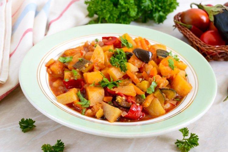Овощное рагу с кабачками, баклажанами и картофелем