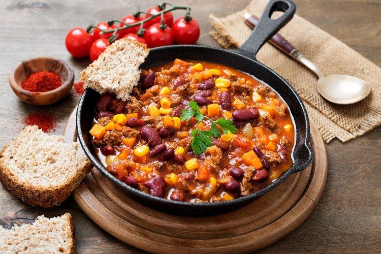 Фасоль с мясным фаршем и кукурузой