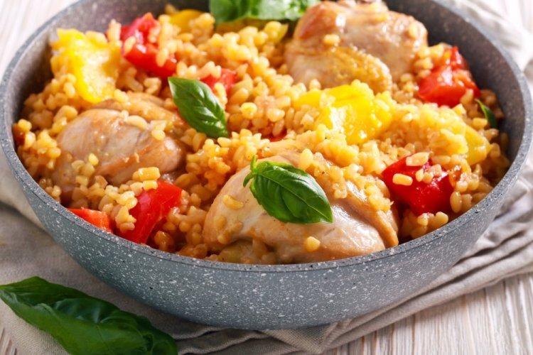 Булгур с индейкой и овощами на сковороде