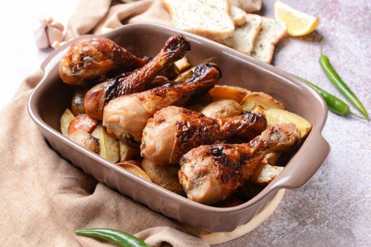 Запеченные куриные голени с овощами и нутом