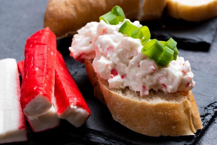 Бутерброды с крабовыми палочками и плавленым сыром