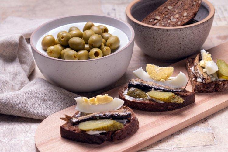 Бутерброды со шпротами, маринованными огурцами и перепелиными яйцами