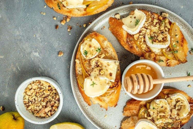 Бутерброды с грушей, сыром Дорблю и грецкими орехами