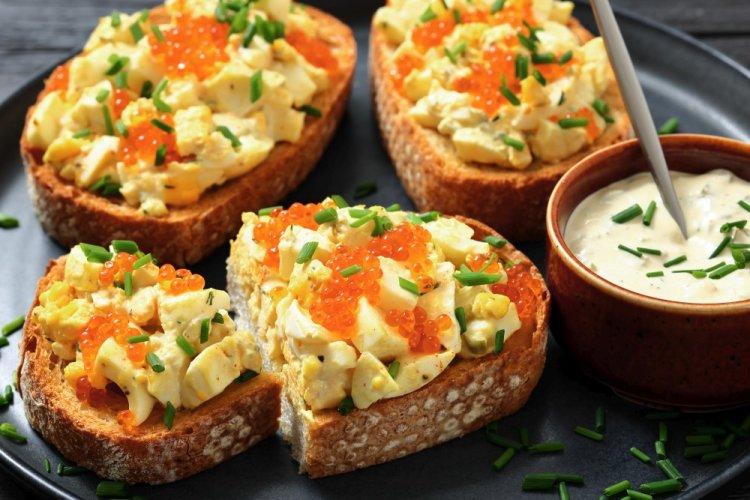 Бутерброды с яичной намазкой и красной икрой