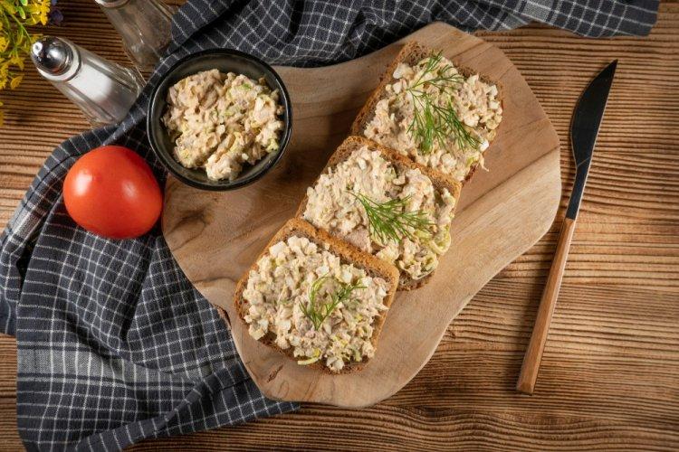 Бутерброды с тунцом, яйцами и каперсами