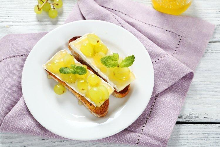 Бутерброды с ветчиной, сыром и виноградом