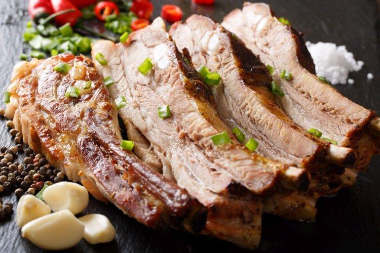 Запеченные свиные ребрышки с луком в рукаве