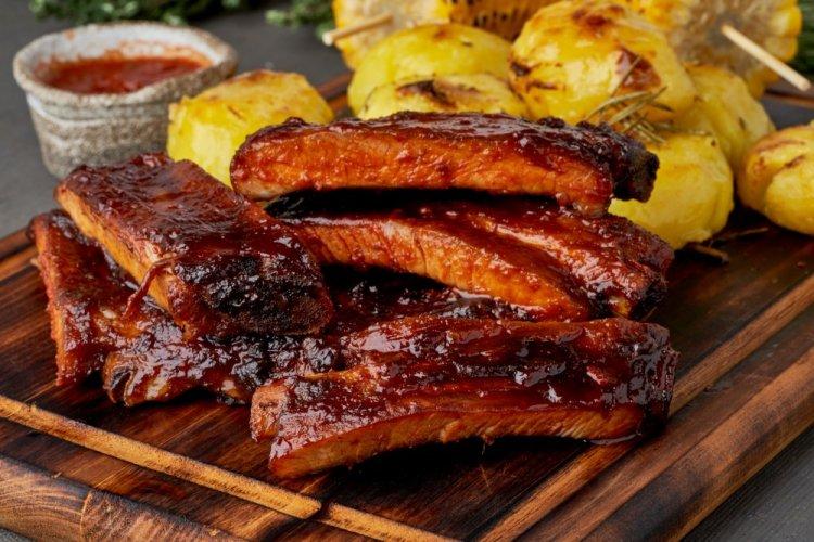 Свиные ребра, запеченные с соусом барбекю в духовке