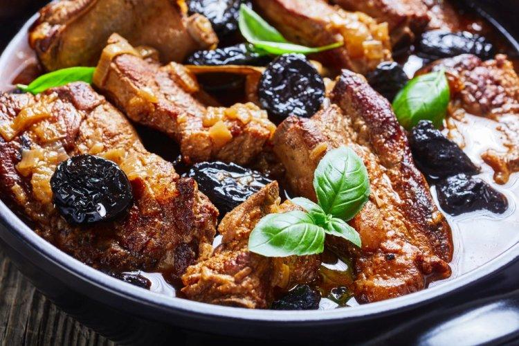 Свиные ребрышки с черносливом в духовке