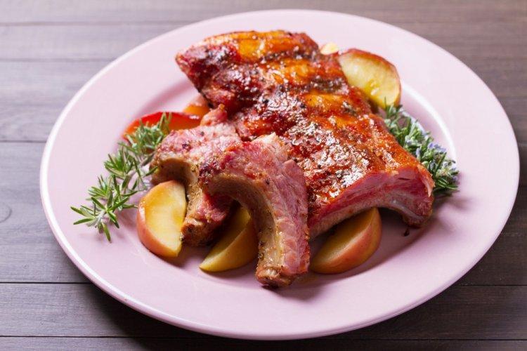 Запеченные свиные ребра с яблоками в духовке