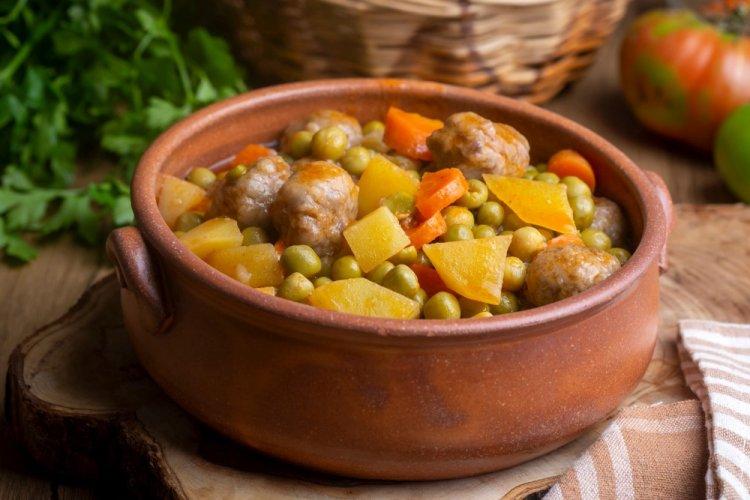 Овощное рагу с фрикадельками