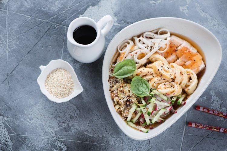 Суп кукси с курицей и яичным омлетом