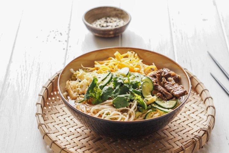 Корейский суп кукси со свининой