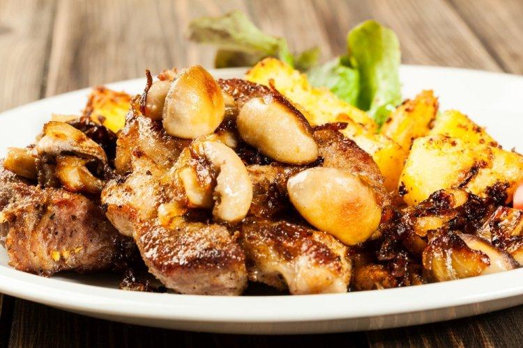 Свиная корейка с картошкой и грибами в духовке