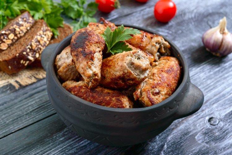 Рулетики из свиной корейки с грибами