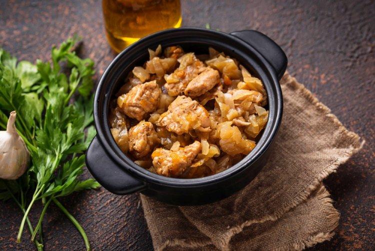 Свиная корейка с капустой в духовке