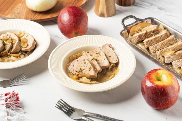 Свиная корейка с луком и яблоками на сковороде
