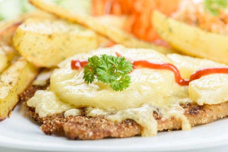 Свиная корейка, запеченная с ананасами и сыром