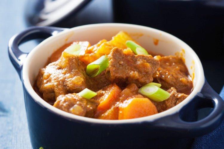 Свиная корейка с фасолью и овощами в горшочках