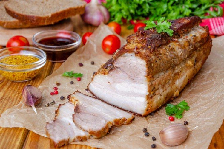 Запеченная свиная грудинка в медово-горчичной глазури