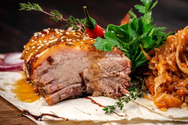 Свиная грудинка с квашеной капустой в духовке