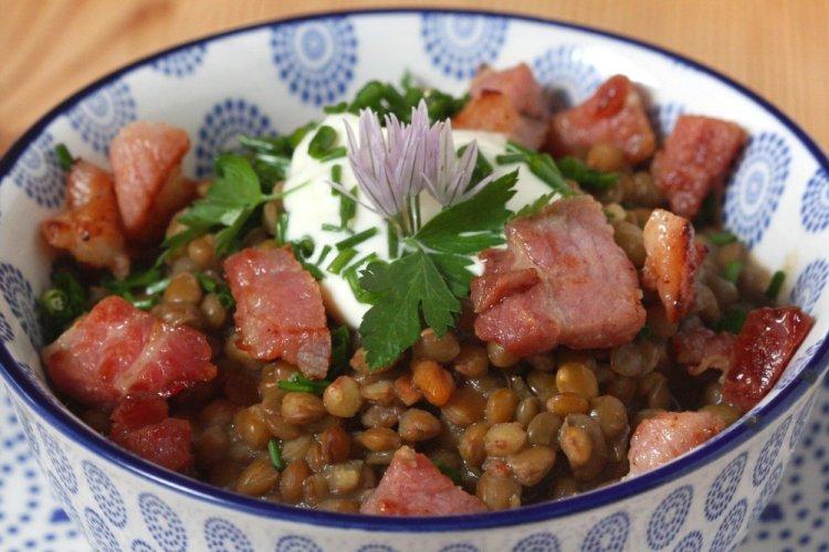 Свиная грудинка с чечевицей и овощами