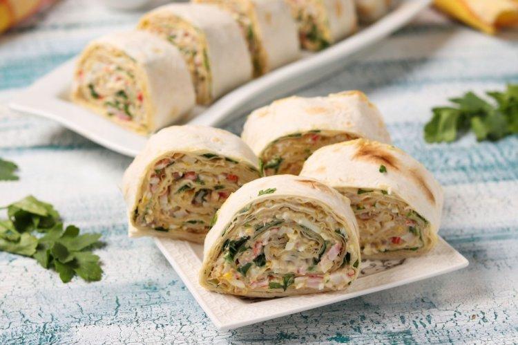 С крабовыми палочками и огурцом
