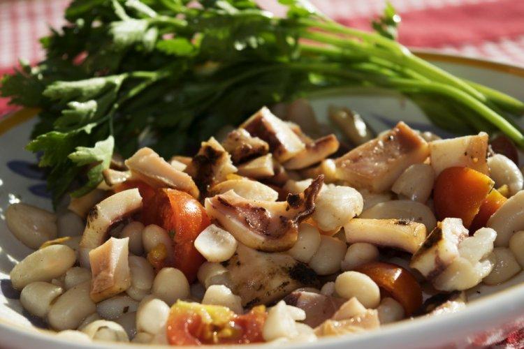ПП салат с кальмарами и консервированной фасолью