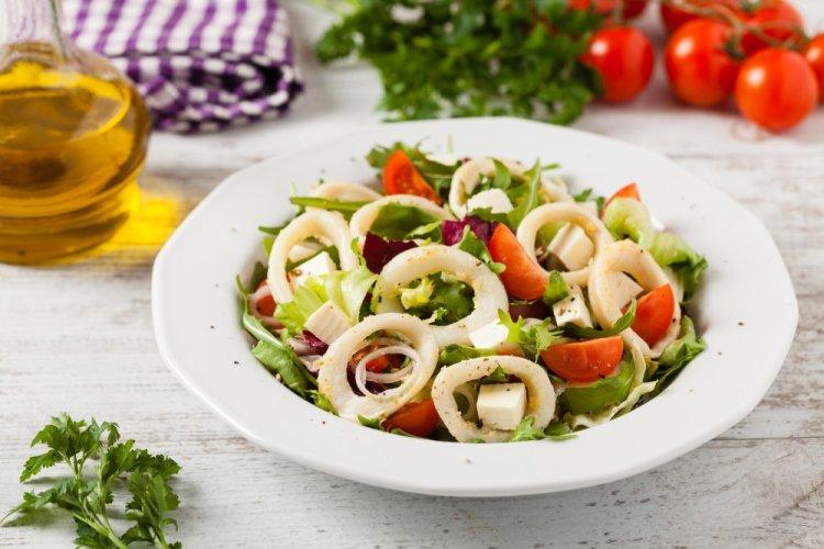 ПП салат с рукколой, кальмарами и помидорами черри