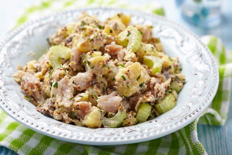 Картофельный салат с копченой скумбрией