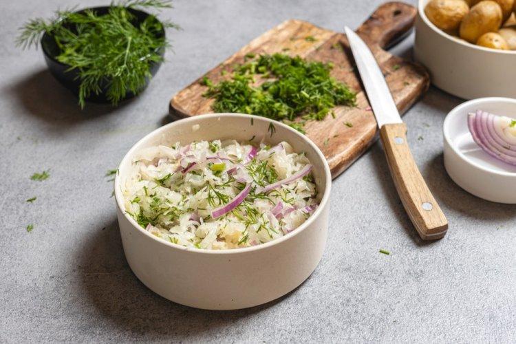 Салат с копченой скумбрией и квашеной капустой