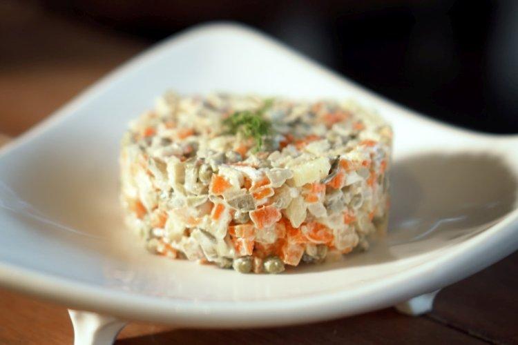 Салат Оливье с копченой скумбрией