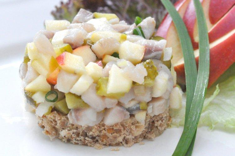 Салат с копченой скумбрией и яблоком