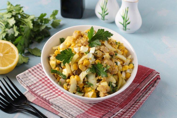 Салат с копченой скумбрией и кукурузой