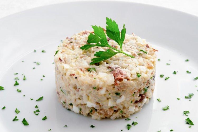 Салат с копченой скумбрией и рисом