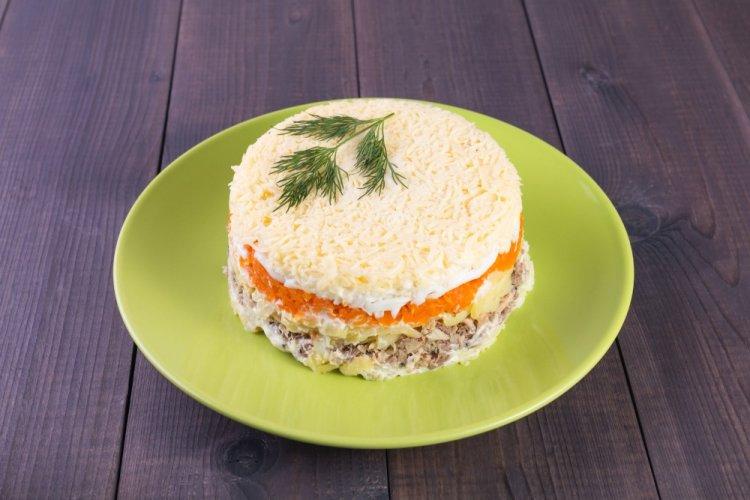 Салат Мимоза с копченой скумбрией