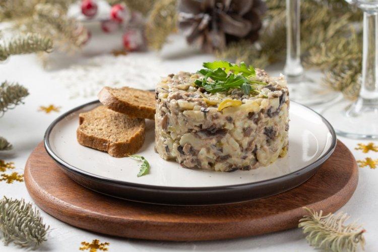 Салат с копченой скумбрией и маринованными шампиньонами