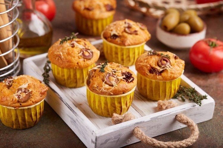 Маффины с маслинами и вялеными томатами