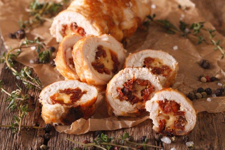 Рулетики из курицы с вялеными томатами